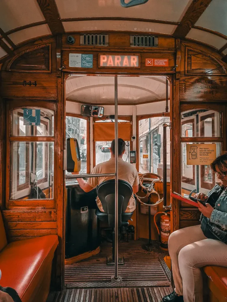 Een ritje op de iconische tram 28 is een van de leukste dingen om te doen tijdens je citytrip naar Lissabon