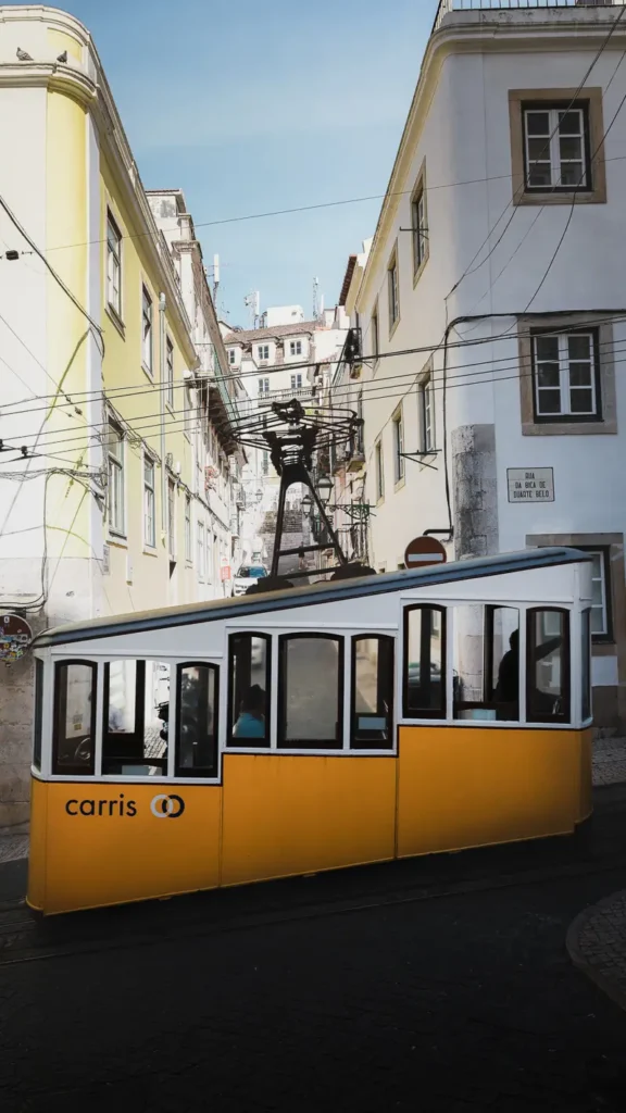 De iconische Elevador da Bica op de steile helling