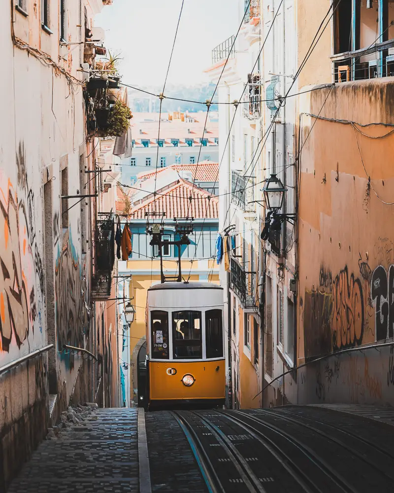 Elevador da Bica is een iconische tram die 2 stadsdelen verbindt over een steile helling
