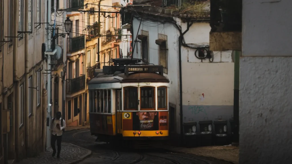 tram 28 is een van de meest bekende bezienswaardigheden tijdens je citytrip naar Lissabon