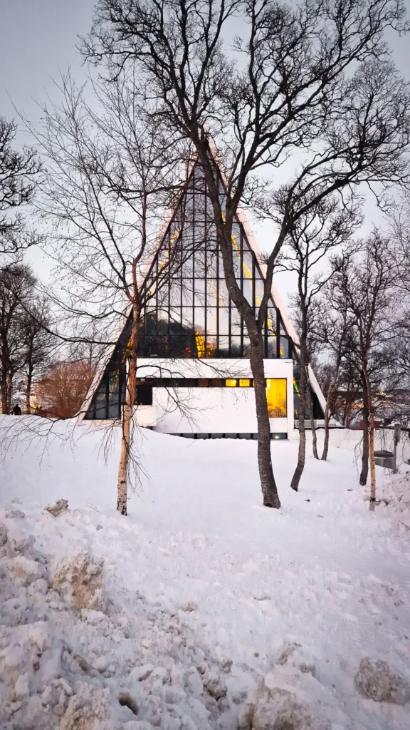 De arctic cathedral in tromso is een mustdo op je dagplanning door tromso