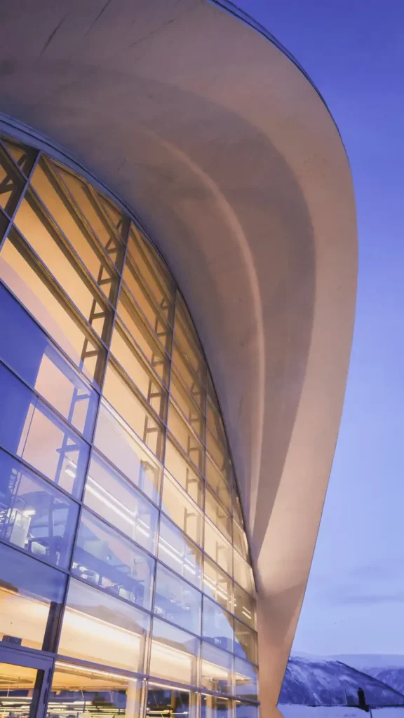 De Tromso bibliotheek is heeft een mooie architectuur en bevindt zich in het centrum van Tromso