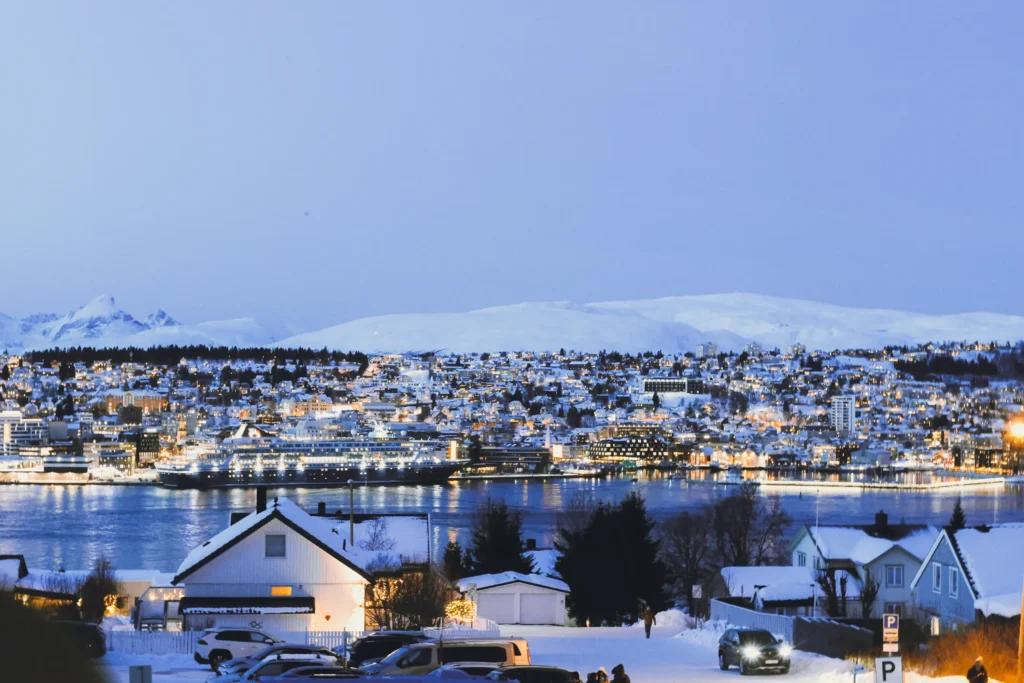 Tromso bij schemerlicht tijdens de poolnacht