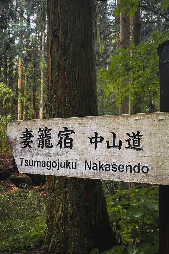 Houten wegwijzer naar Tsumago op de Nakasendo Trail – takayama nakasendo trail