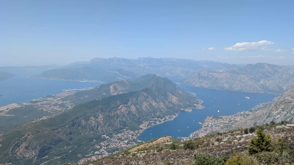 Spectaculair uitzicht over de Baai van Kotor vanaf het Lovćen-gebergte.