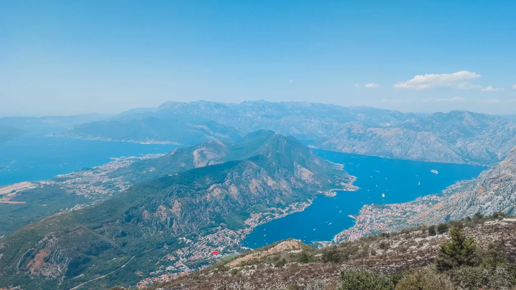 Panorama van de baai van Kotor gezien vanaf de weg van Lovćen in Montenegro