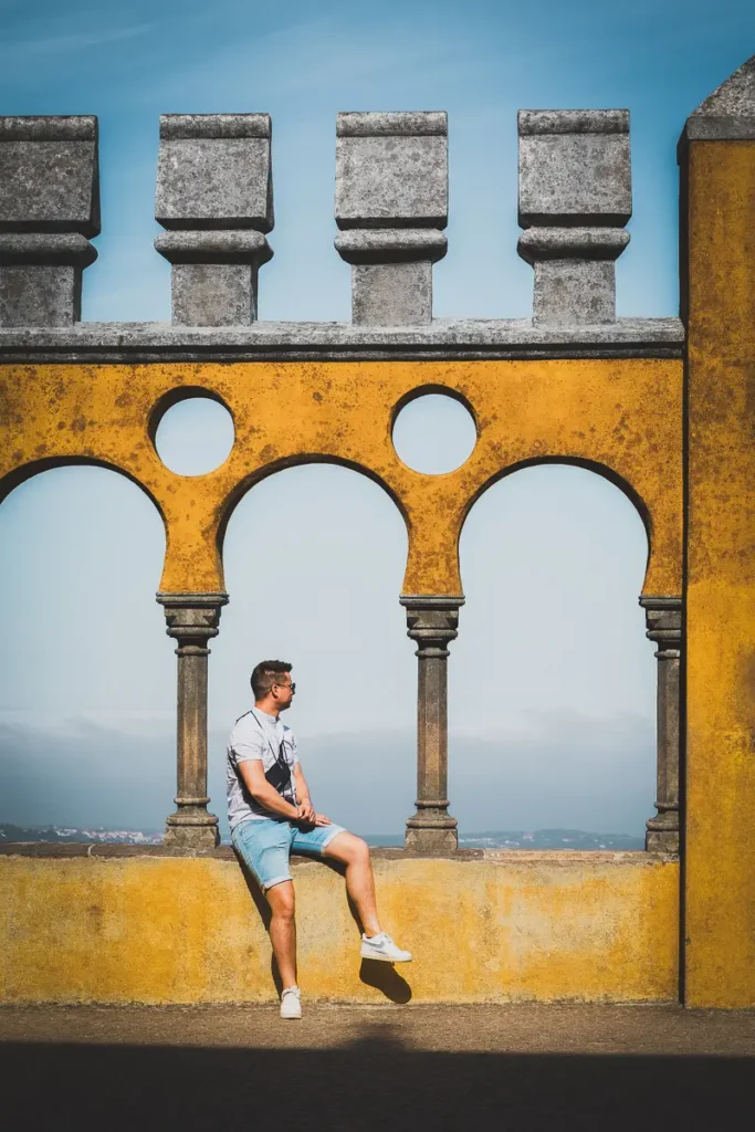 Het gekleurde Pena Palace heeft vele uitzichtpunten en fotogenieke plekjes door de gekleurde muren