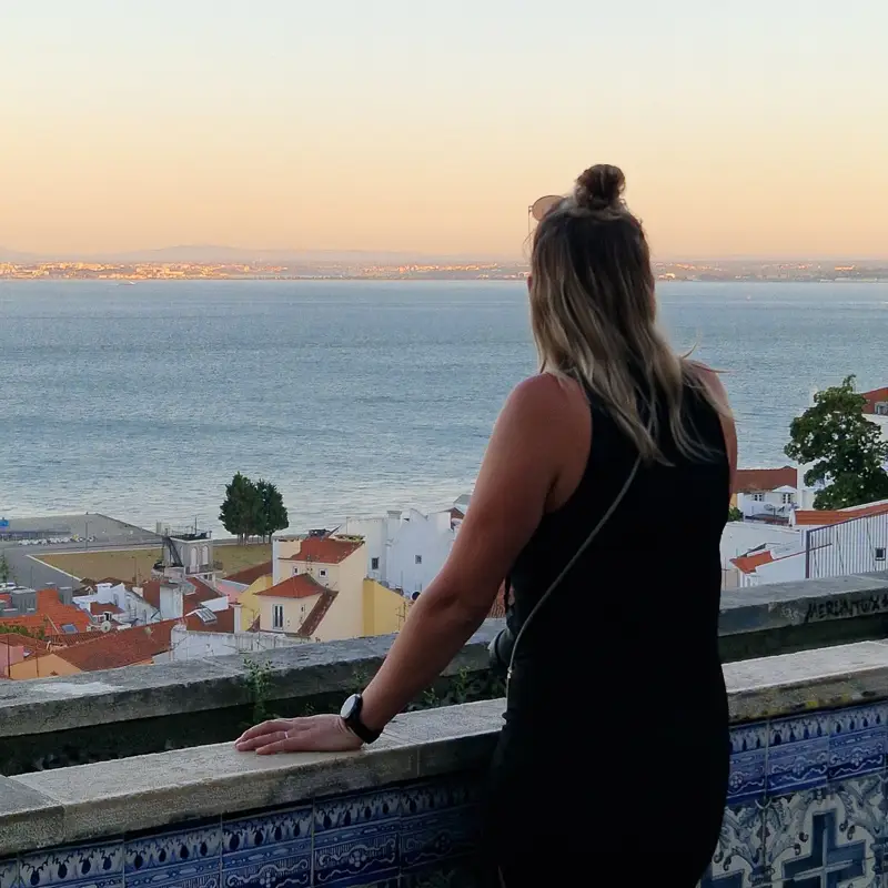 Miradouro de Santa Luzia is het mooiste uitzichtpunt van Lissabon met zicht over de gekleurde daken
