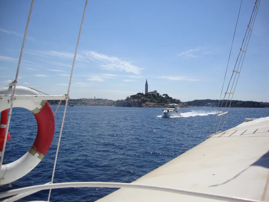 Zicht vanaf een boot op Rovinj en de Adriatische Zee