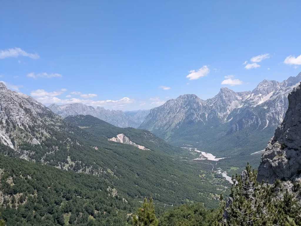 Breed uitzicht over de groene vallei tijdens de Theth naar Valbona hike