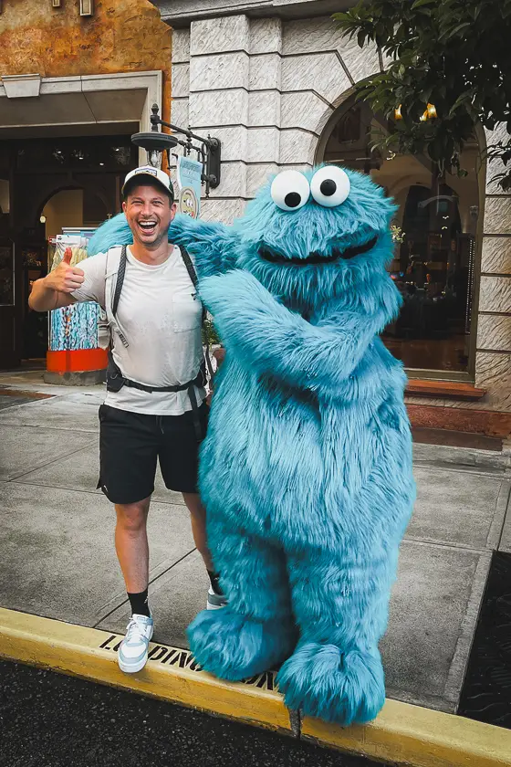 Universal Studios Japan bezoek tijdens onze reisroute Japan 2 weken, met Cookie Monster mascotte
