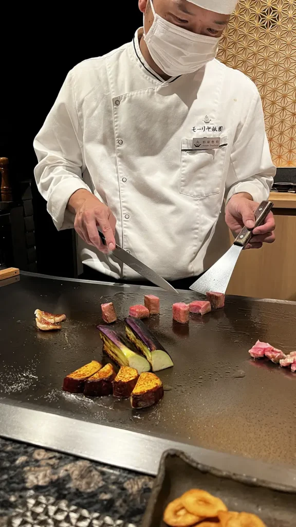 Chef bereidt wagyu beef op teppanyaki plaat in Japan