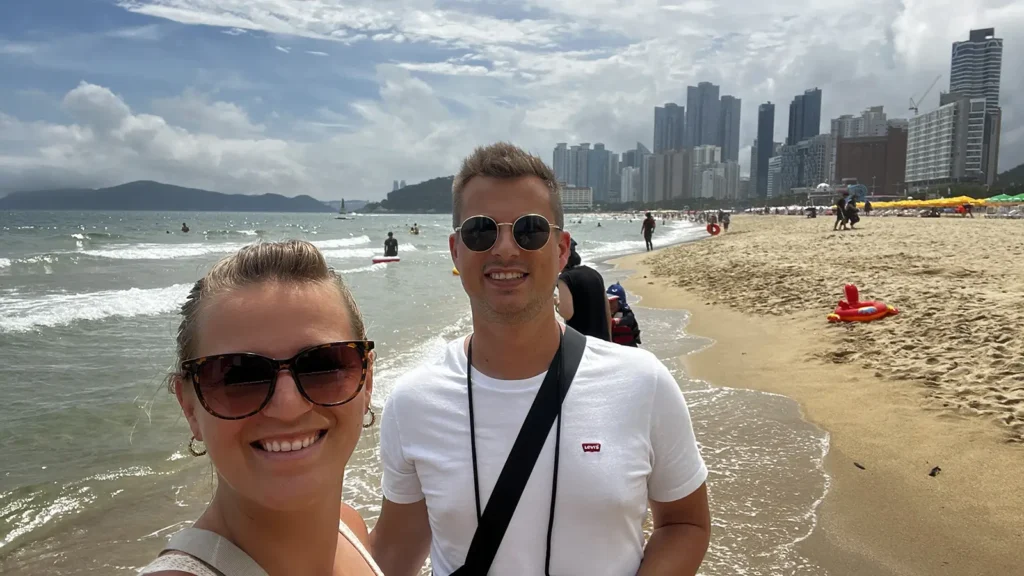 Haeundae Beach in Busan met skyline en strand – populaire plek tijdens een 48 uur in Busan citytrip