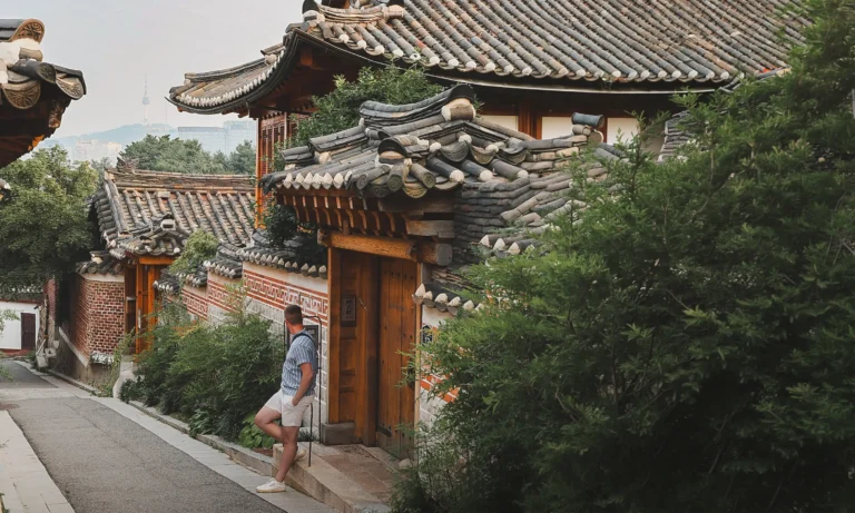 Traditionele hanokhuizen in Bukchon Hanok Village met moderne skyline van Seoul op de achtergrond
