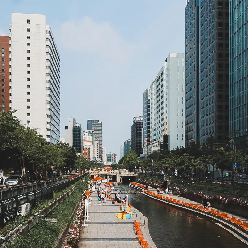 Overzicht van de Cheonggyecheon Stream tussen de hoge gebouwen van downtown Seoul