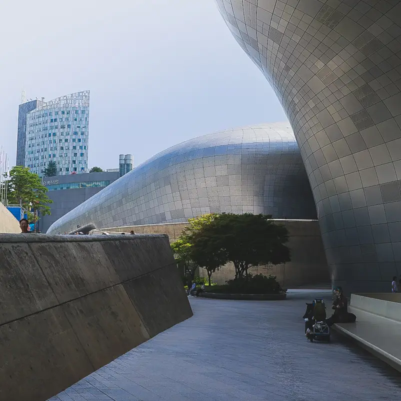 Futuristische metalen architectuur van de Dongdaemun Design Plaza (DDP) in Seoul