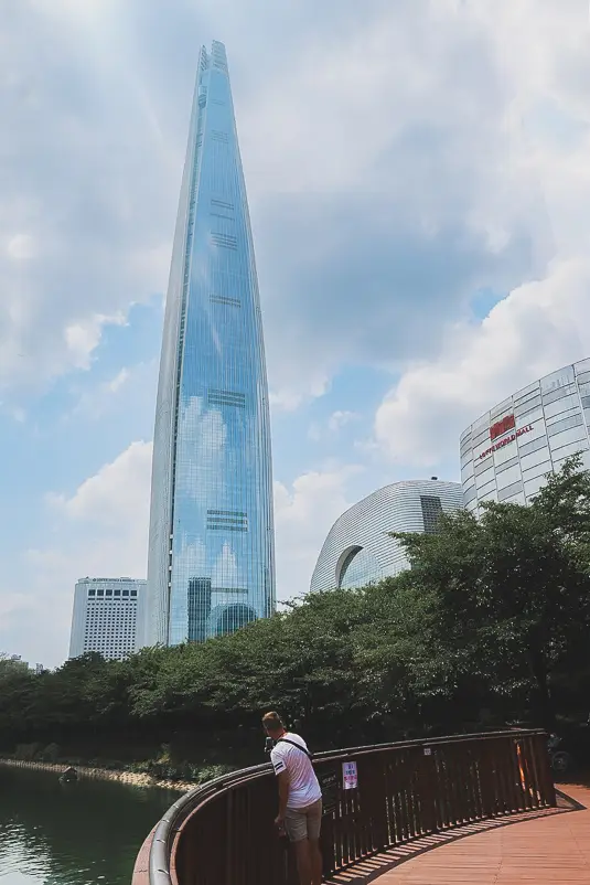 Uitzicht op de Lotte World Tower vanaf het wandelpad rond Seokchon Lake Park in Seoul