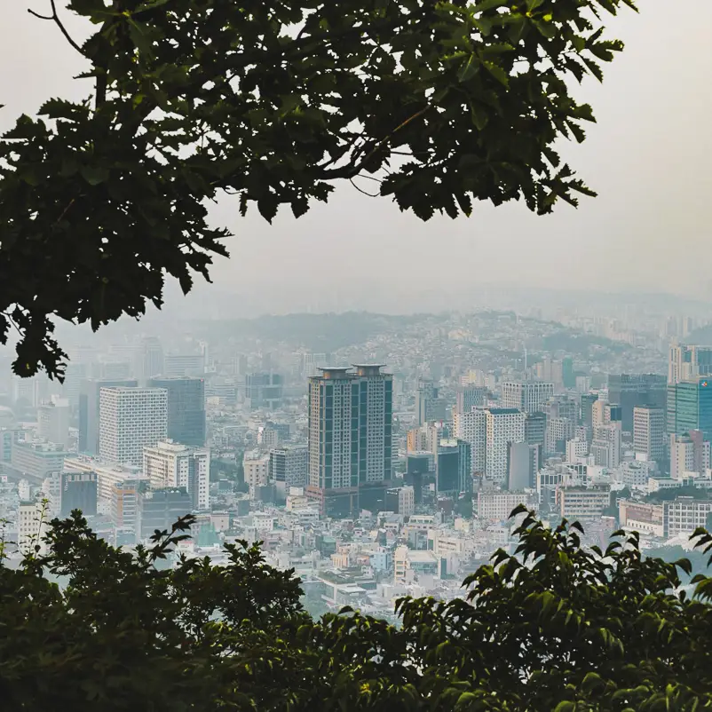Uitzicht over de skyline van Seoul vanaf Namsan Mountain richting het centrum