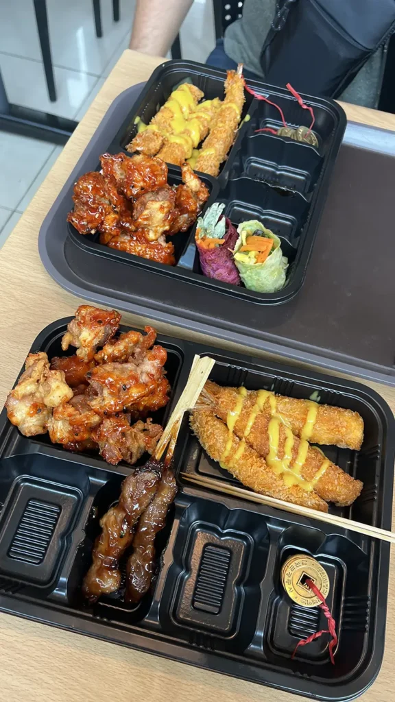 Koreaanse streetfood bij Tongin Market met gefrituurde garnalen en pittige kip