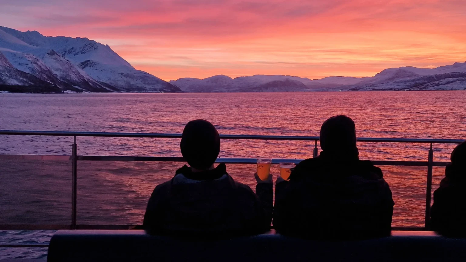 een biertje drinken op het dek tijdens de poolnacht terwijl je naar de voedergronden vaart is een unieke ervaring