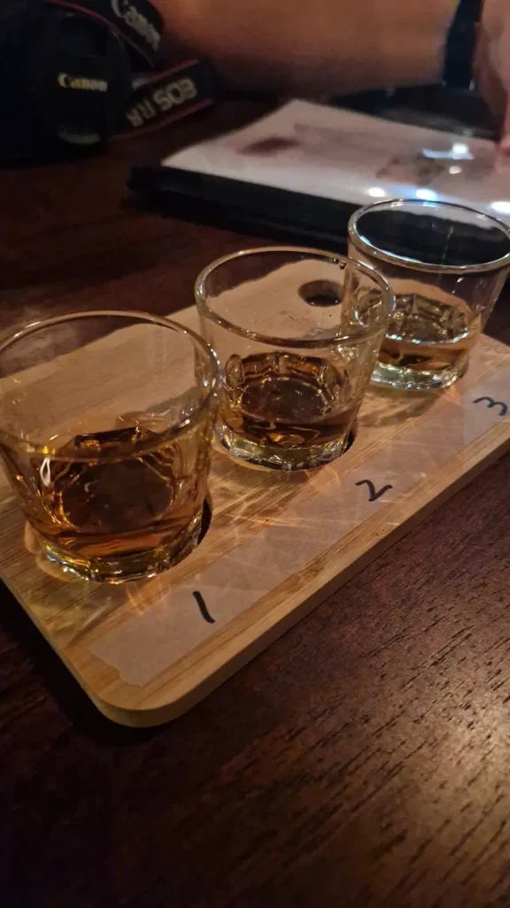 Whisky tasting in Japan met drie glaasjes op houten plank