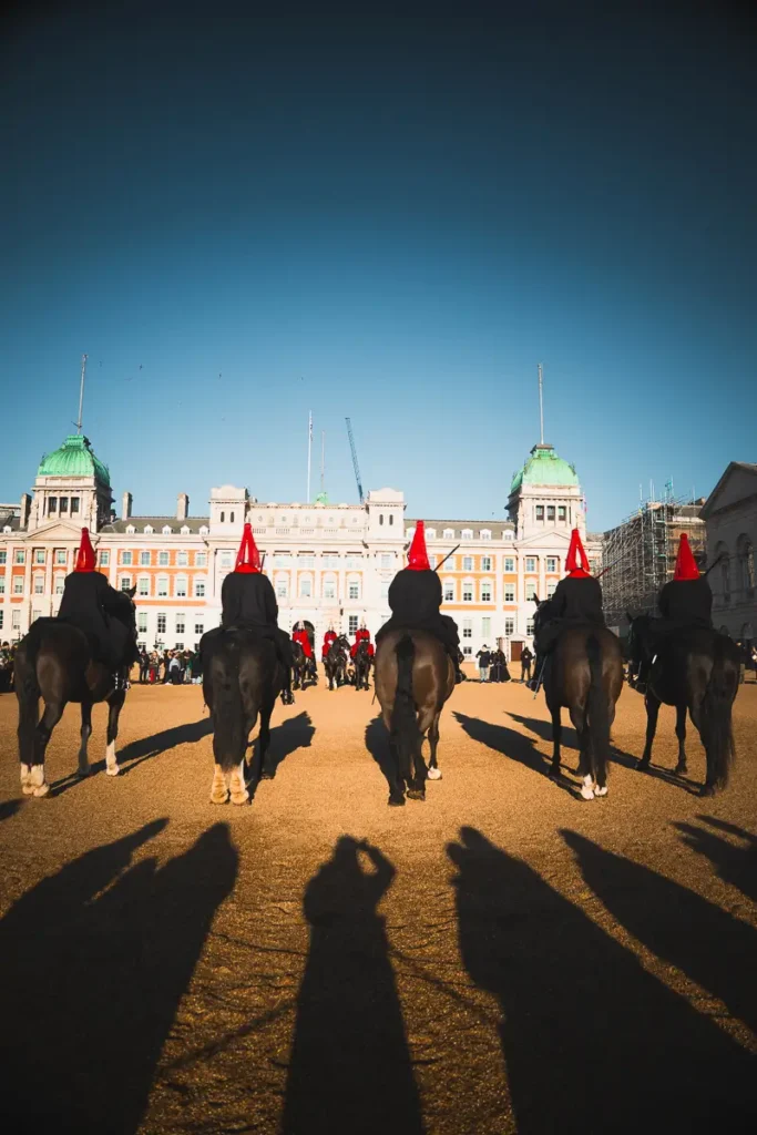 Soldaten te paard tijdens de wissel van de wacht bij Buckingham Palace in Londen