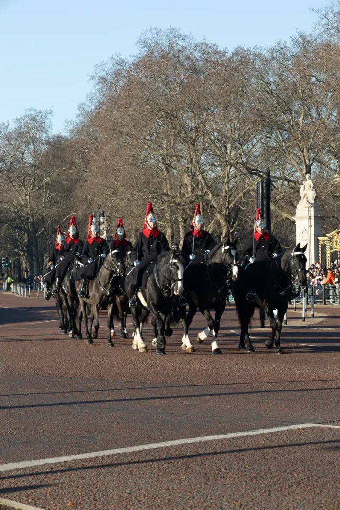 Britse wachters te paard tijdens ceremonie in Londen op straat