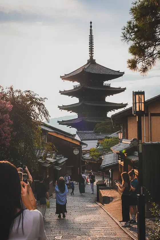 Zicht op de Yasaka Pagoda vanuit de historische wijk Higashiyama in Kyoto tijdens onze reisroute Japan 2 weken