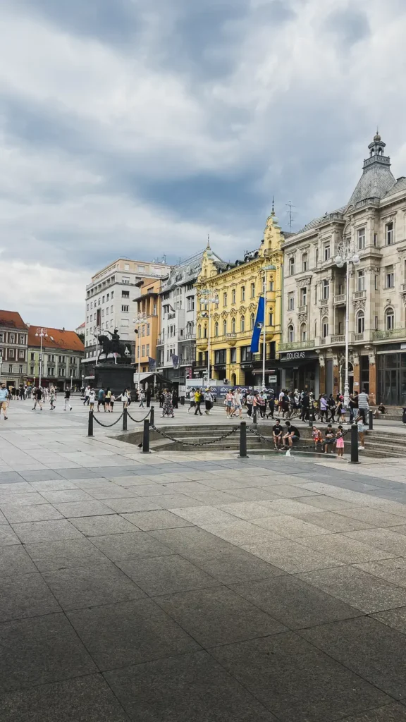 Groot plein in Zagreb met gebouwen en mensen