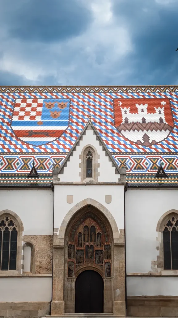 Kerk met kleurrijk dak in Zagreb centrum